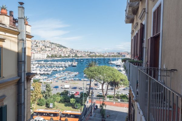 appartamento in vendita a Napoli in zona Chiaia