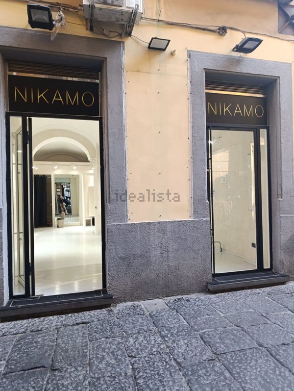 locale commerciale in vendita a Napoli in zona Chiaia