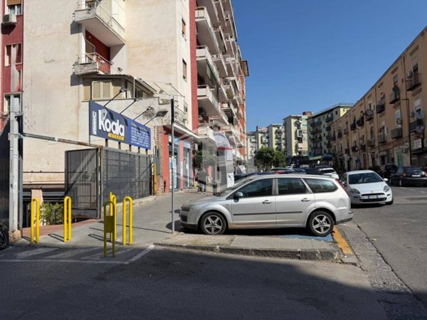 negozio in vendita a Napoli in zona Fuorigrotta