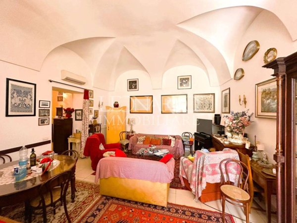 appartamento in vendita a Napoli in zona Chiaia