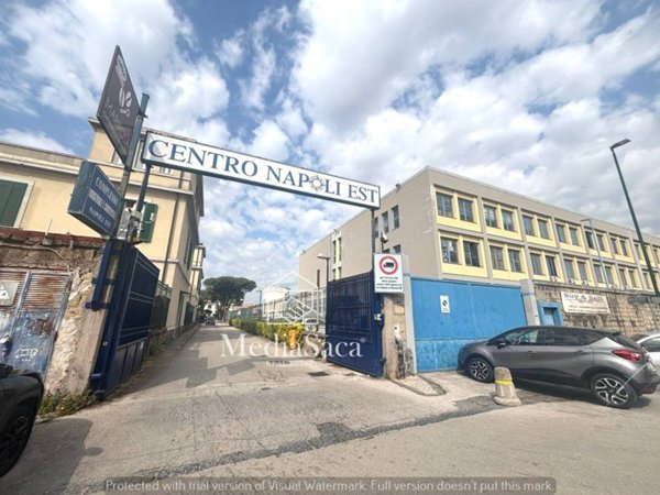 locale commerciale in vendita a Napoli in zona Barra