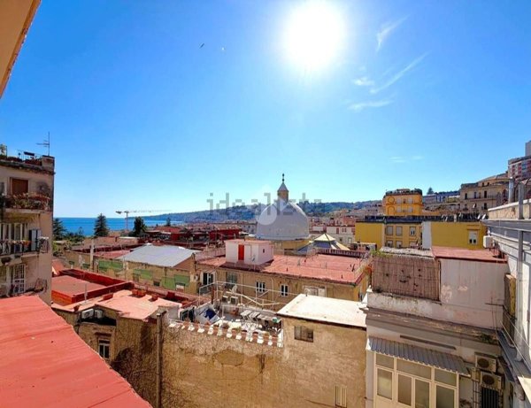 appartamento in vendita a Napoli in zona Chiaia