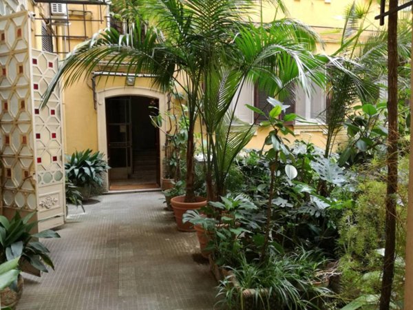 appartamento in vendita a Napoli in zona Chiaia