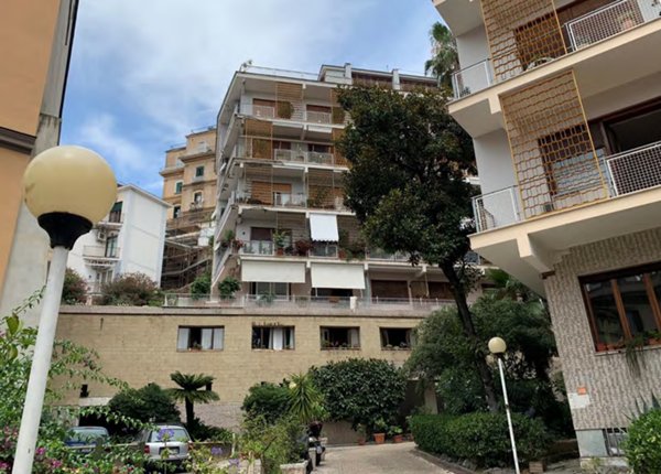 appartamento in vendita a Napoli in zona Chiaia