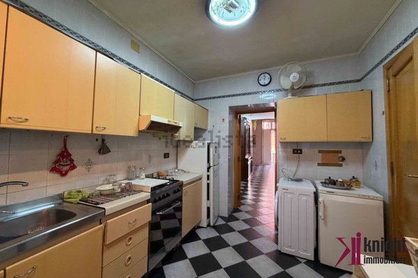 appartamento in vendita a Napoli in zona Chiaia