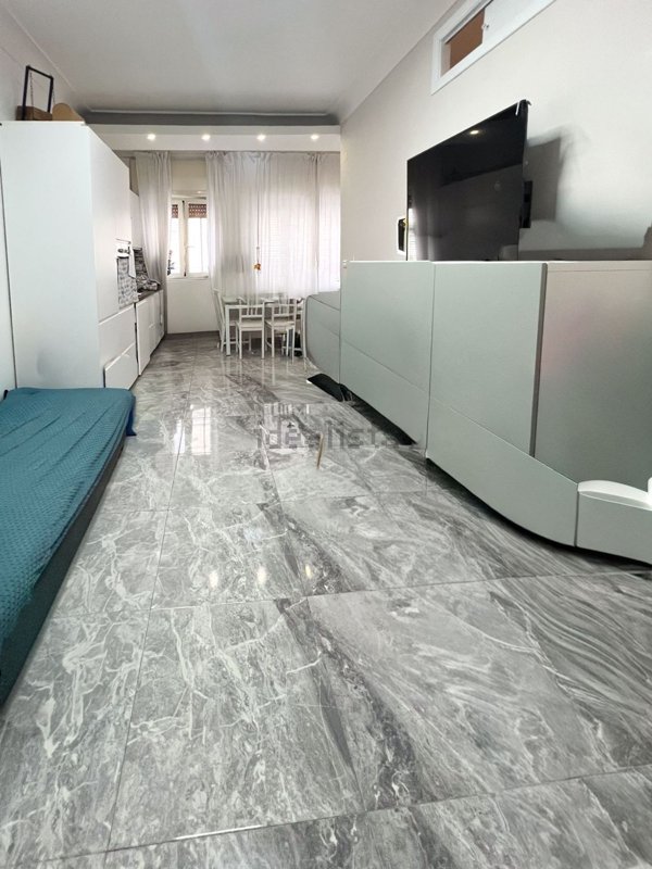 appartamento in vendita a Napoli in zona San Carlo all'Arena