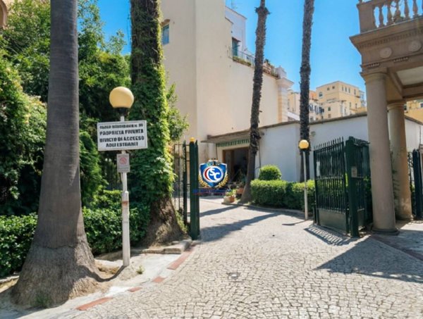 appartamento in vendita a Napoli in zona Chiaia