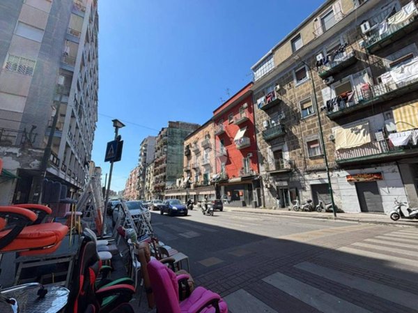 negozio in vendita a Napoli in zona San Carlo all'Arena