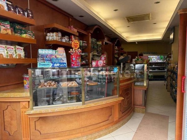 negozio in vendita a Napoli in zona Fuorigrotta