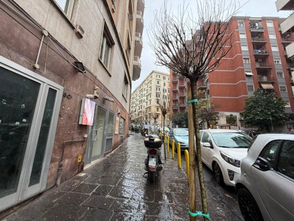 negozio in vendita a Napoli in zona Fuorigrotta