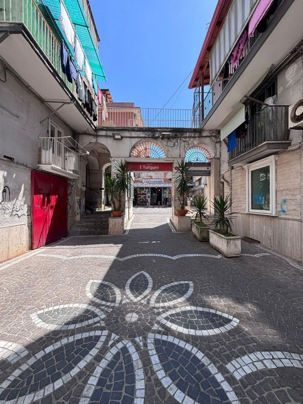 locale commerciale in vendita a Napoli in zona Secondigliano