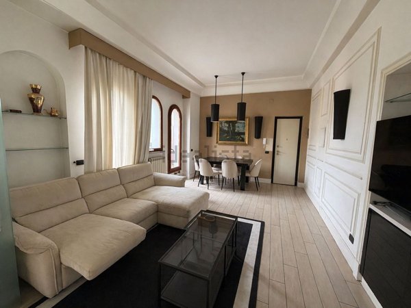 appartamento in vendita a Napoli in zona Chiaia