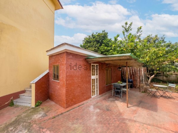 casa indipendente in vendita a Napoli in zona Fuorigrotta