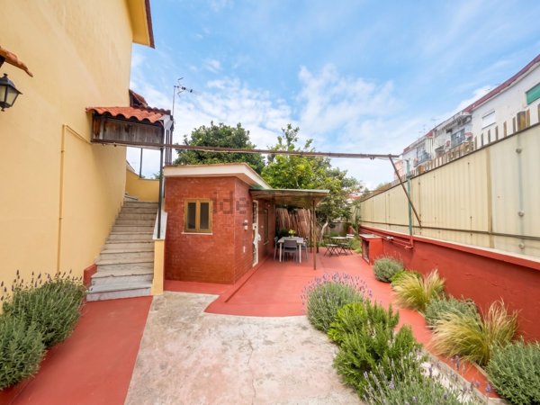 casa indipendente in vendita a Napoli in zona Fuorigrotta