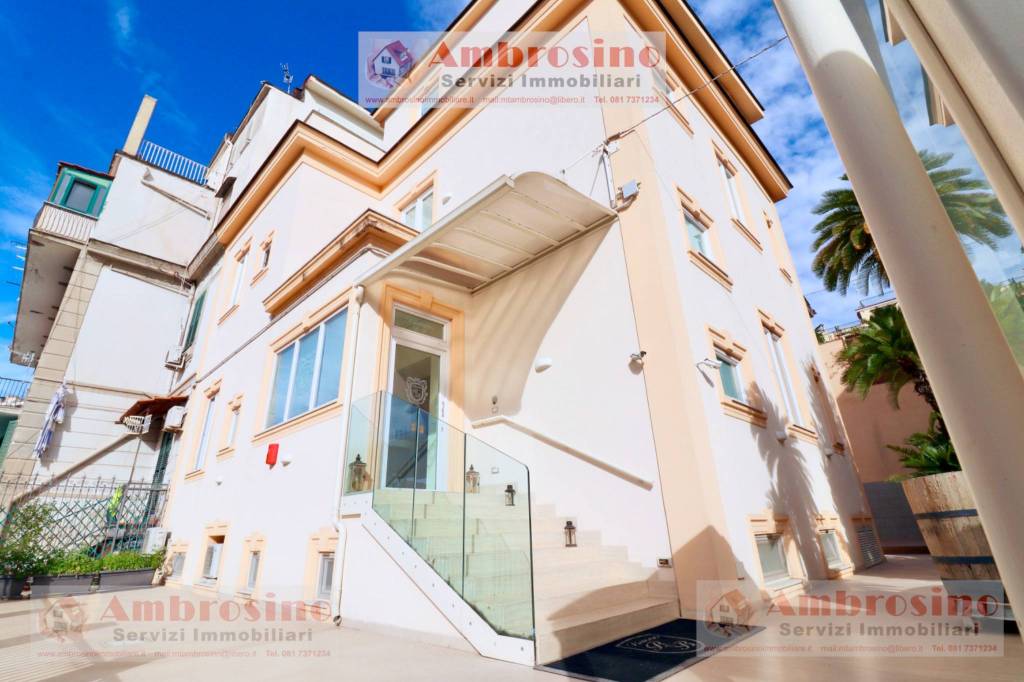 casa indipendente in vendita a Napoli in zona San Carlo all'Arena