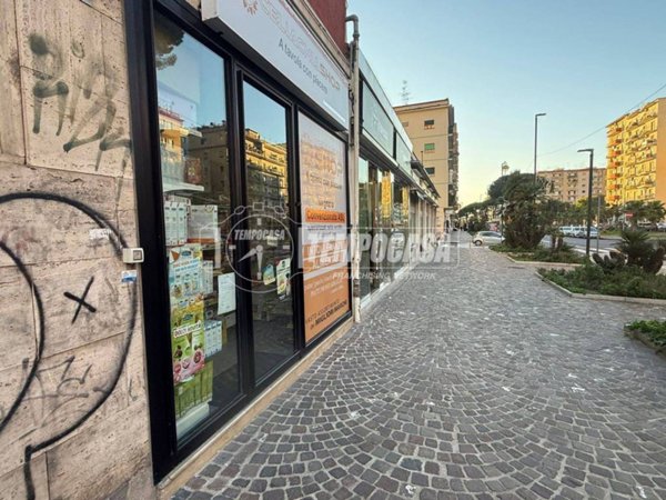 negozio in vendita a Napoli in zona Fuorigrotta