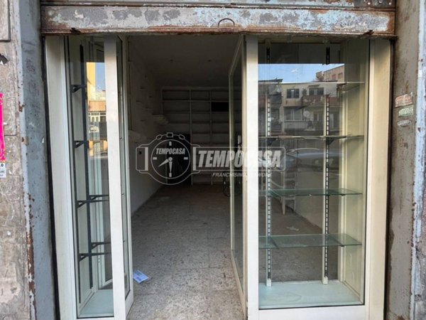 negozio in vendita a Napoli in zona Fuorigrotta