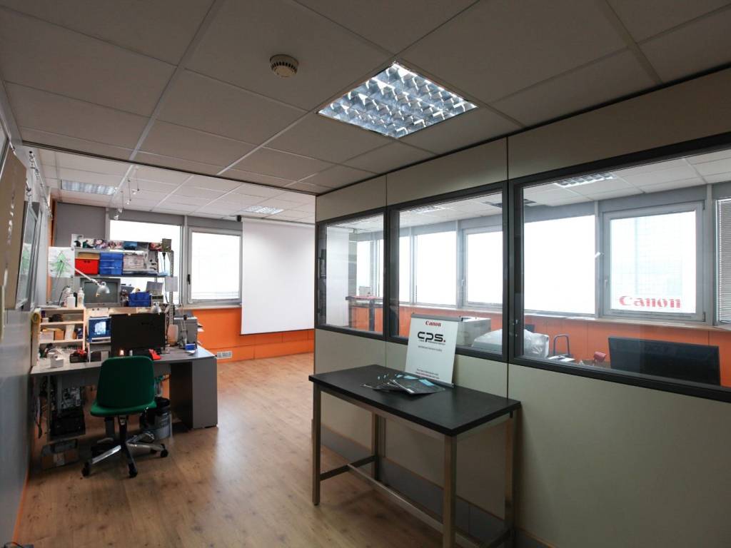 ufficio in vendita a Napoli in zona Zona Industriale-Ferrovia