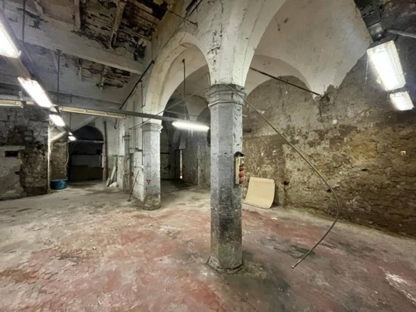 locale commerciale in vendita a Napoli in zona Pendino / San Giuseppe