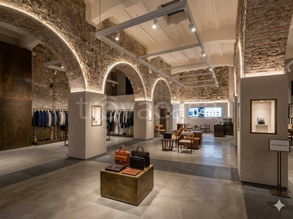 locale commerciale in vendita a Napoli in zona Pendino / San Giuseppe