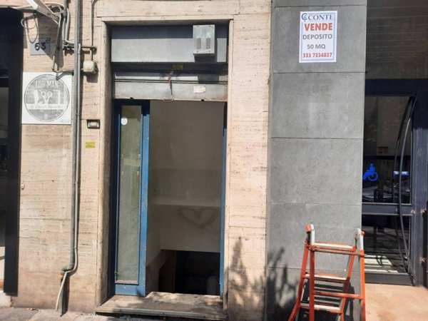 locale commerciale in vendita a Napoli in zona Vomero