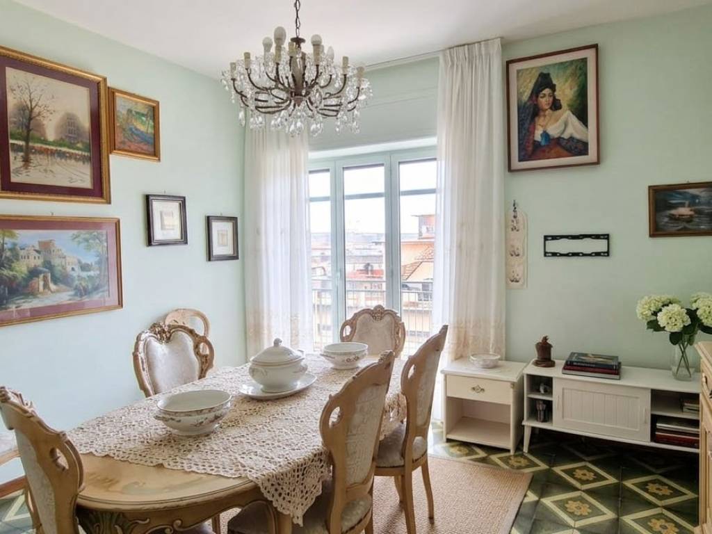 appartamento in vendita a Napoli in zona San Carlo all'Arena