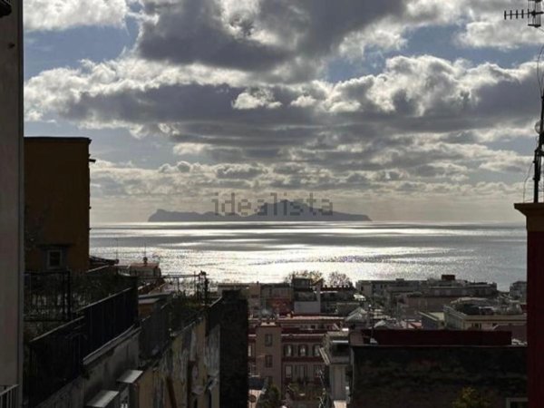 appartamento in vendita a Napoli in zona Chiaia