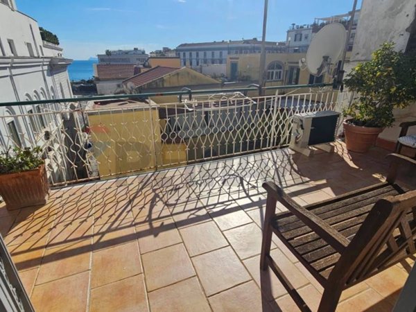 appartamento in vendita a Napoli in zona Chiaia