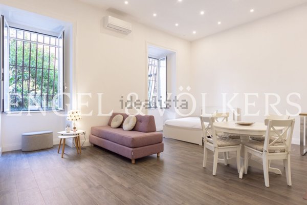 appartamento in vendita a Napoli in zona Chiaia