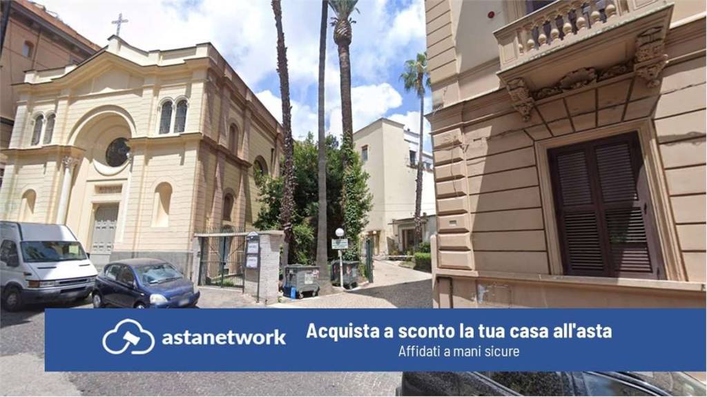 appartamento in vendita a Napoli in zona Chiaia