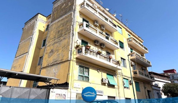 appartamento in vendita a Napoli in zona San Carlo all'Arena