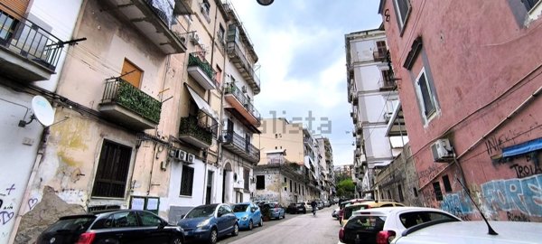 appartamento in vendita a Napoli in zona San Carlo all'Arena