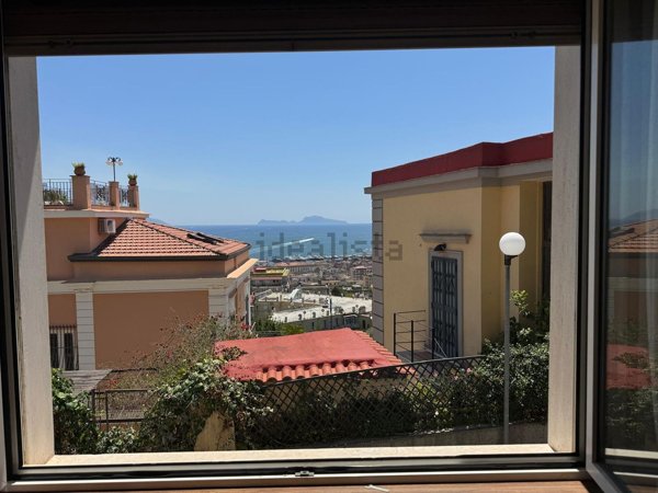 appartamento in vendita a Napoli in zona Chiaia
