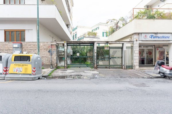 appartamento in vendita a Napoli in zona Chiaia