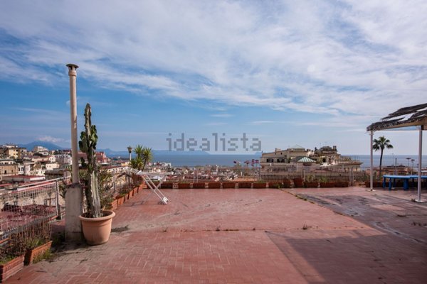 appartamento in vendita a Napoli in zona Chiaia