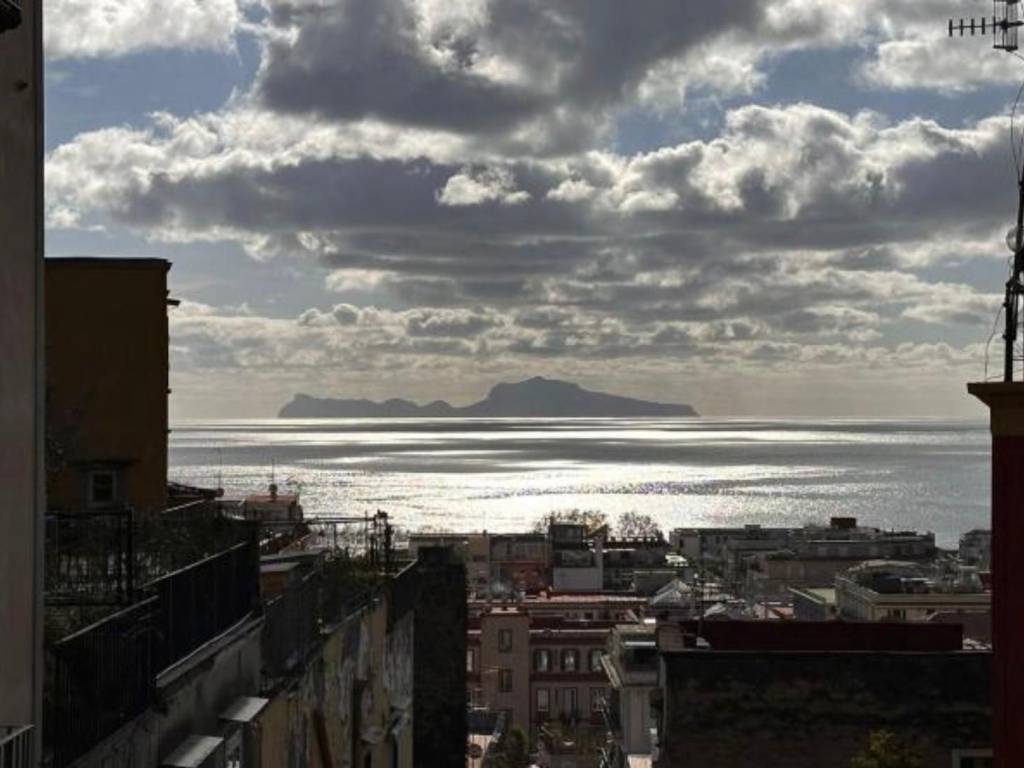 appartamento in vendita a Napoli in zona Chiaia