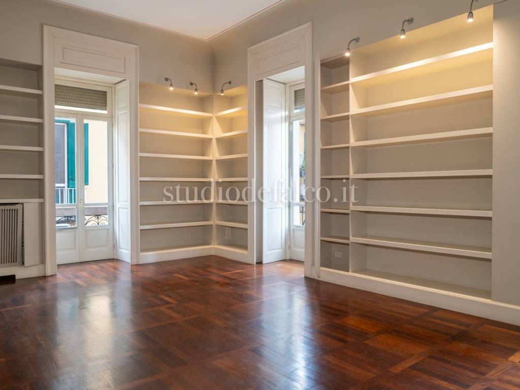 appartamento in vendita a Napoli in zona Chiaia