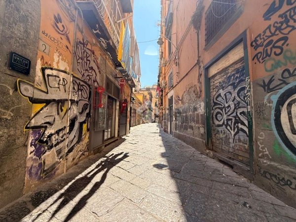 locale commerciale in vendita a Napoli