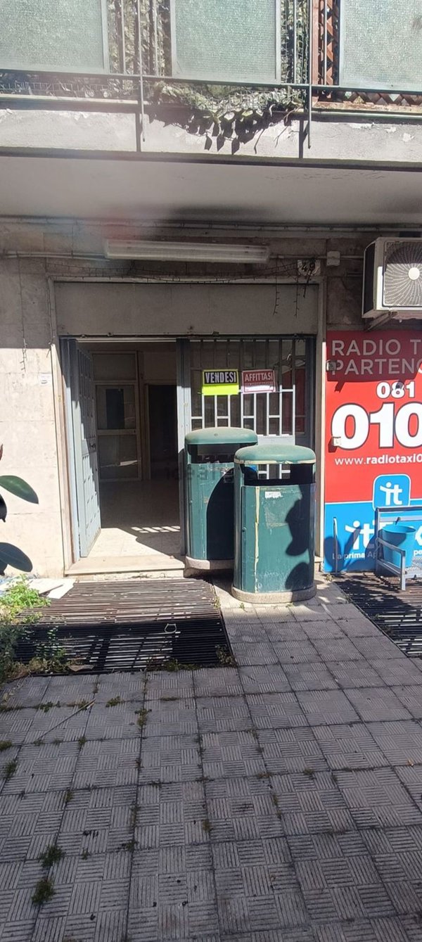 locale commerciale in vendita a Napoli in zona Arenella