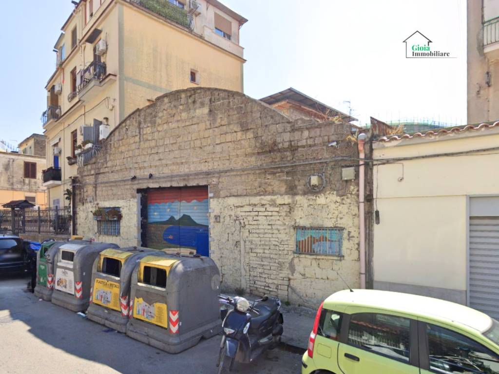 locale commerciale in vendita a Napoli in zona San Carlo all'Arena