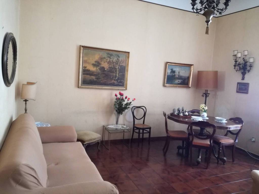 appartamento in vendita a Napoli in zona Chiaia