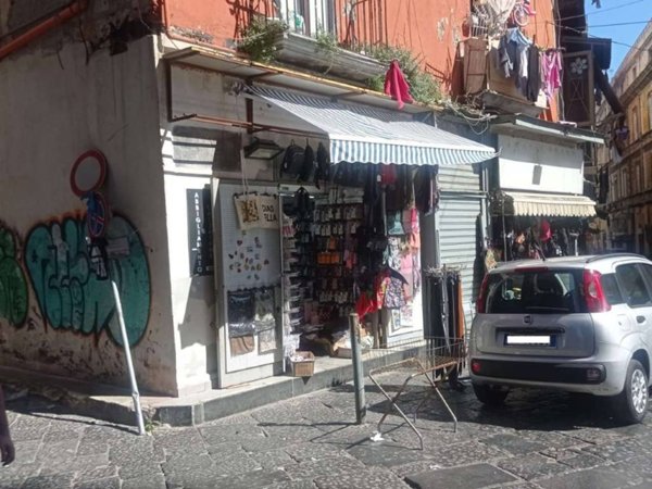 negozio in vendita a Napoli in zona Pendino / San Giuseppe