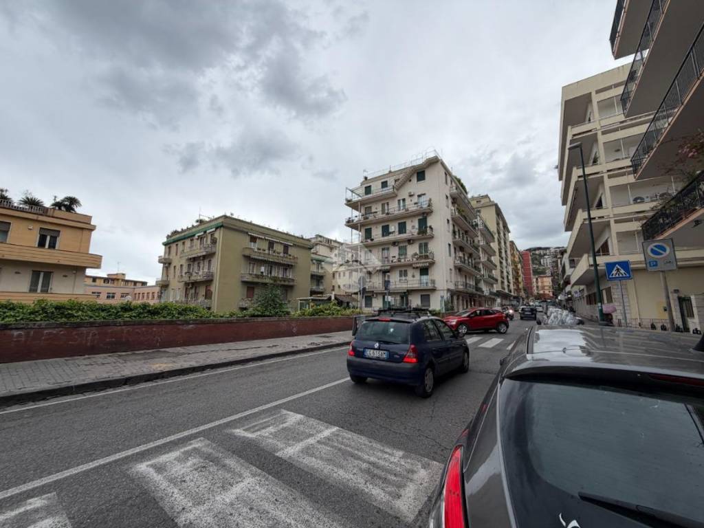 locale commerciale in vendita a Napoli in zona Chiaia
