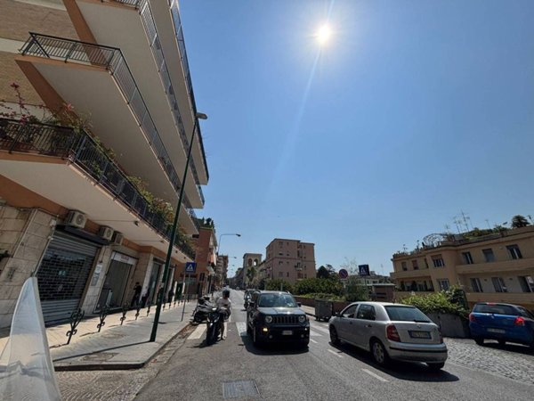 locale commerciale in vendita a Napoli in zona Chiaia