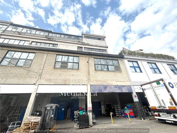 locale commerciale in vendita a Napoli in zona Barra