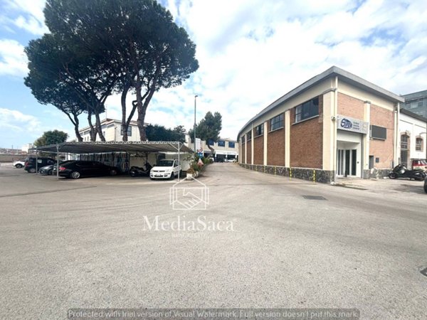locale commerciale in vendita a Napoli in zona San Giovanni a Teduccio