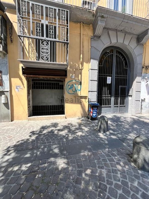 locale commerciale in vendita a Napoli in zona San Carlo all'Arena