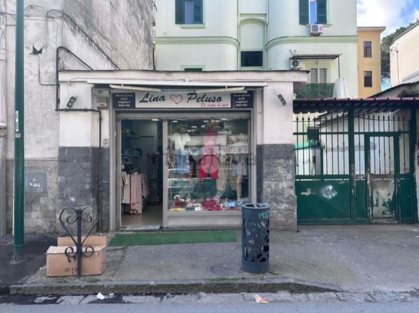 locale commerciale in vendita a Napoli in zona Miano