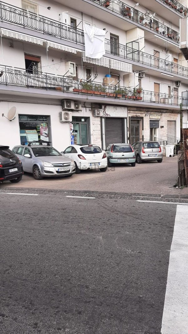 locale commerciale in vendita a Napoli in zona Pianura