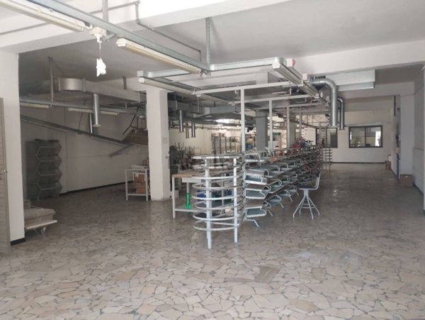 locale commerciale in vendita a Napoli in zona Secondigliano